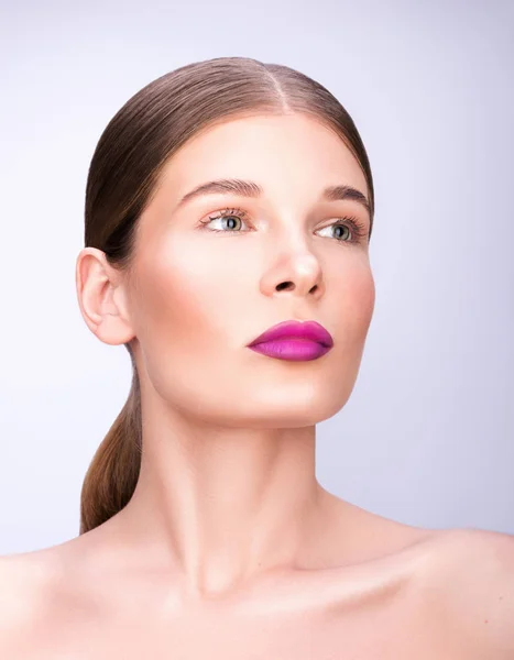 Skönhet närbild porträtt. Professionell make-up, delikat ren hud — Stockfoto