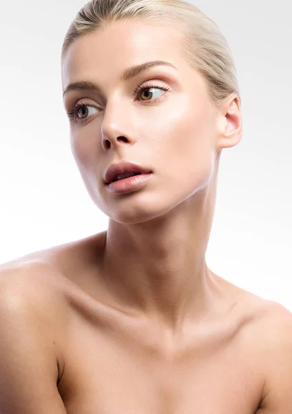 Retrato de belleza de una hermosa joven sobre fondo gris claro —  Fotos de Stock