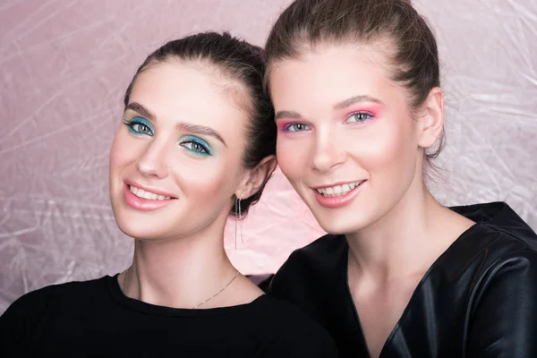 Retrato de dos mujeres guapas jóvenes. Maquillaje profesional brillante — Foto de Stock