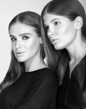 Siyah beyaz portre siyah iki genç güzel kadınların. Parlak makyaj ve cilt temizlemek