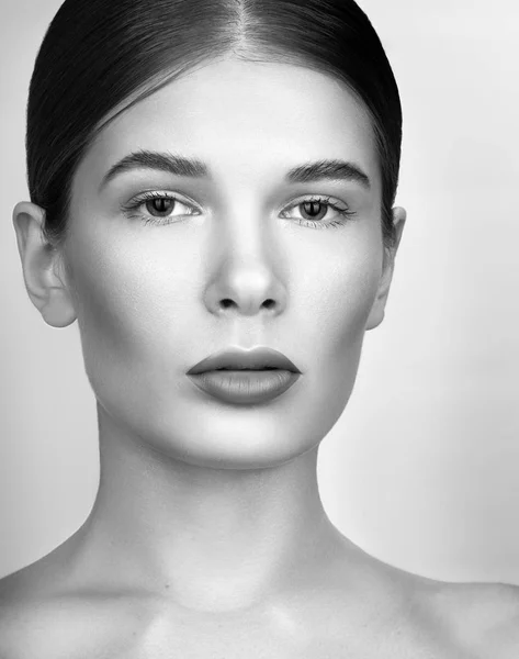 Svart och vit skönhet porträtt närbild. Vacker ung kvinna med ljusa professionell make-up — Stockfoto