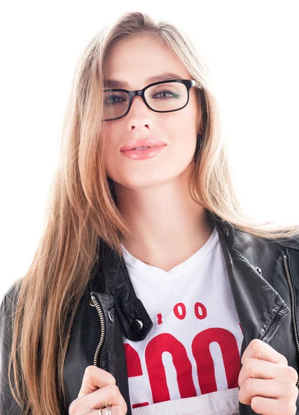 Portrait de mode de la jeune femme élégante dans des lunettes. Baisse les cheveux. Jacke cuir noir — Photo