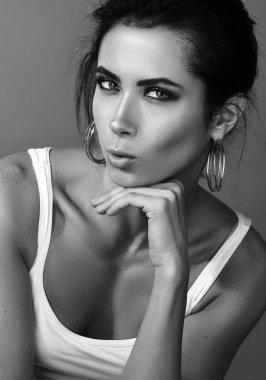 Seksi bir görünüm. Güzel bir genç kadının beyaz kolsuz bluz içinde dikey siyah beyaz portre