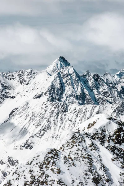 Las tierras altas alpinas. Picos de montaña nevados. Hermoso paisaje —  Fotos de Stock