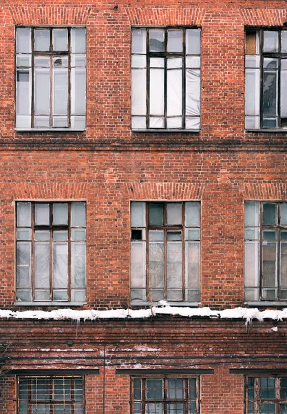 오래 된 벽돌 로프트 스타일에서 건물의 겨울 외관 높은 창과 텍스처 재료 — 스톡 사진