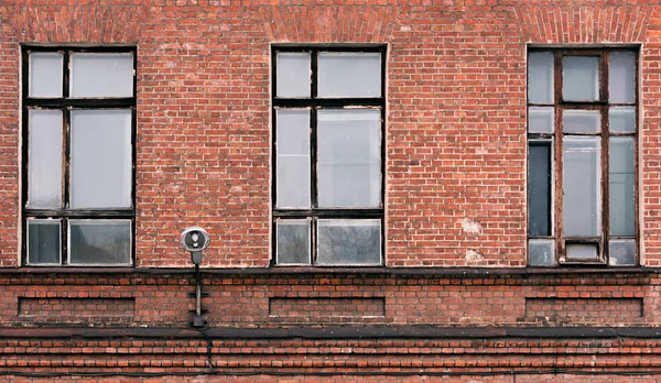 Фрагмент фасада старого кирпичного здания. Высокие окна и текстурированные материалы — стоковое фото