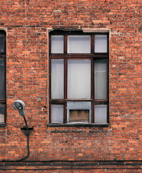 Okna na elewacji starego budynku z cegły. Fragment architektury w stylu Loft — Zdjęcie stockowe