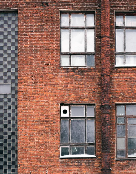 Fragment av fasaden av den gamla byggnaden. Windows och tegelväggar — Stockfoto