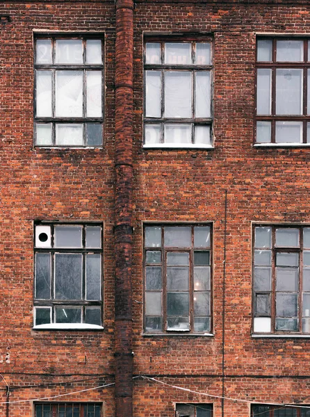 Fasad av en gammal tegelbyggnad i loftstil. Höga fönster och textur material — Stockfoto