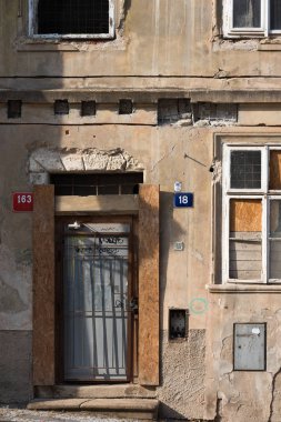 Eski terk edilmiş ev cephe. Windows ve dizilerde