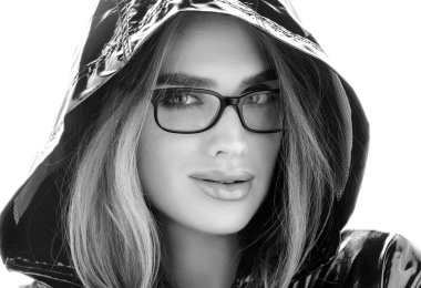 Siyah beyaz portre portre gözlüklü genç güzel kadın