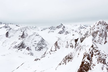 Alp manzara. Yüksek dağlarda kar bulutlu günde