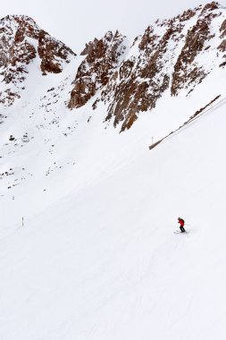 Kayak pisti ondan bir kayakçı ile geliyor. Görkemli mountai