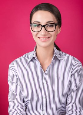 Renkli stüdyo gözlüklü genç kadın portresi. Neşeli bir gülümseme