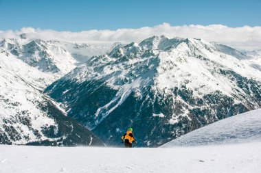 Dağ manzarası ve adam. Kayakçı dağdan iniş başlıyor
