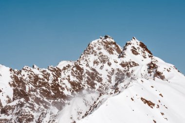 Dağ manzarası. Bulutsuz gökyüzü arka plan üzerinde karla kaplı Alps
