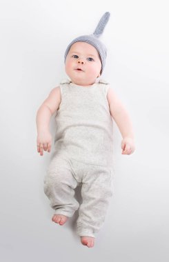 Bebek şapka ve beyaz zemin üzerine tulum