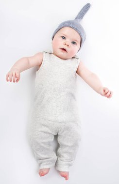 Komik bebek şapka ve beyaz zemin üzerine tulum. Sürpriz li