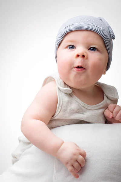 Eğlenceli bir kap üzerinde hafif bir arka plan bebek şaşırttı. Yakışıklı litt