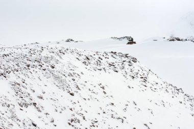 Bulutlu bir günde dağ manzarası. Üstte sis ve bulutlar