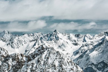 Soelden kış manzara. Bulutlu gökyüzü karşı yüksek karla kaplı dağlar
