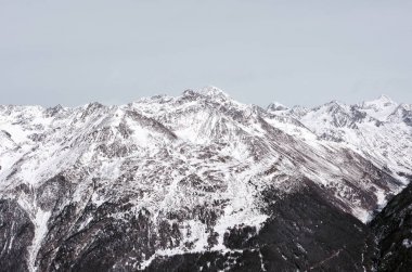 Alp Peyzaj ve karla kaplı tepeler. Dağlar ve bulutlu gökyüzü çok
