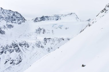 Karla kaplı dağ yamacı. Alp manzara. Yüksek dağlar ve buzul