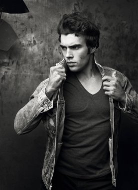 Bir kot ceket şık genç adam. Görünüm ve erkek saç modeli