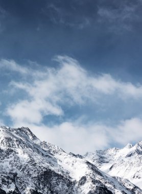 Bulutlu gökyüzü karşı dağlarda kar
