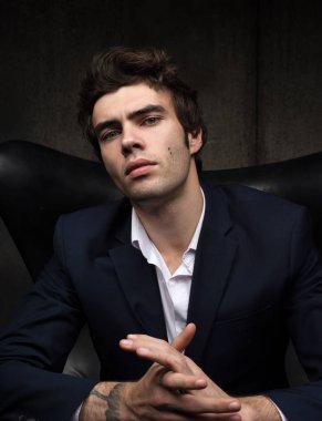 Portre portre çekici genç adam ile beyaz bir gömlek ceket