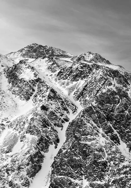 Pico de montaña contra el cielo. Blanco y negro las montañas alpinas cubiertas de nieve — Foto de Stock