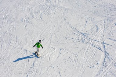 Kayak pistinde snowboardcu. Karda ayak izleri. Kış tatili