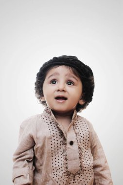 Beyaz izole çok güzel akıllı küçük çocuk düşünme-