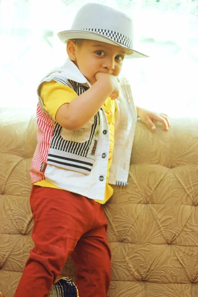 Retrato de um bonito sul ásia menino vestindo fedora chapéu — Fotografia de Stock