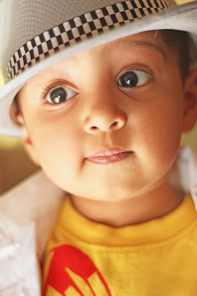 Portret ładny Azji Południowej chłopca w kapeluszu Fedory — Zdjęcie stockowe
