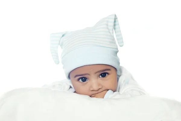 Urocza sześciomiesięcznego chłopca na sobie niebieski Apartament — Zdjęcie stockowe