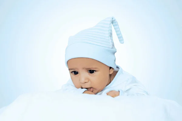 Adorável seis meses bebê menino vestindo suíte azul — Fotografia de Stock