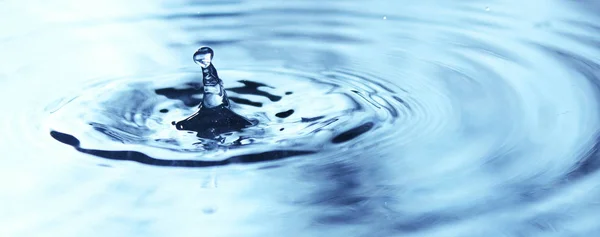 Auswirkungen von Wassertropfen auf die Wasseroberfläche — Stockfoto