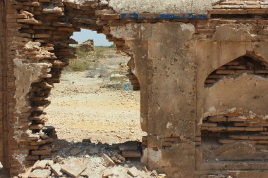 Makkli mezarlığında eski bina yıkılmış