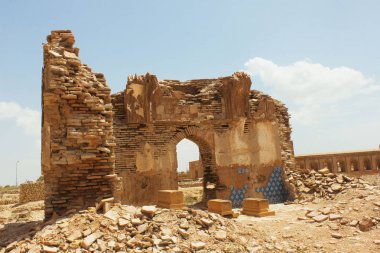 Makkli mezarlığında eski bina yıkılmış