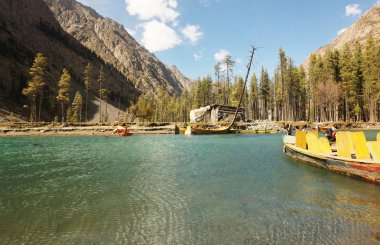 Güzel Mahodand göl ve dağların
