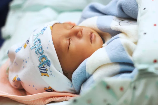 Bambino appena nato che dorme — Foto Stock