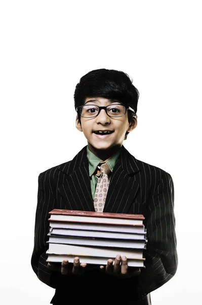 Симпатичный умный мальчик с книгами и в очках — стоковое фото