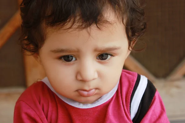 Closeup-up retrato headshot de um adorável menino triste pensando — Fotografia de Stock