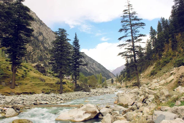 Bellissimo fiume in montagna con cieli azzurri — Foto Stock