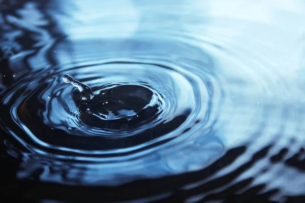 Wasserspritzkrone auf Wasseroberfläche — Stockfoto