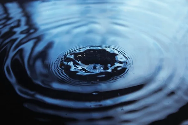 Wasserspritzkrone auf Wasseroberfläche — Stockfoto