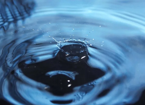 Acqua spruzzi corona sulla superficie dell'acqua — Foto Stock