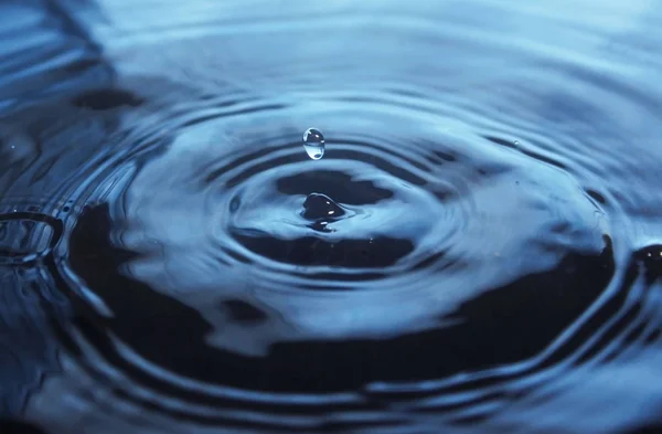 Auswirkungen von Wassertropfen auf die Wasseroberfläche — Stockfoto