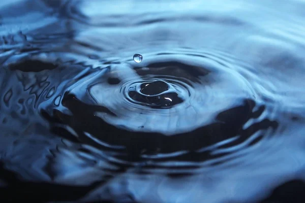 Влияние капли воды на поверхность воды — стоковое фото